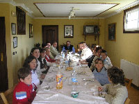 en casa con amigos